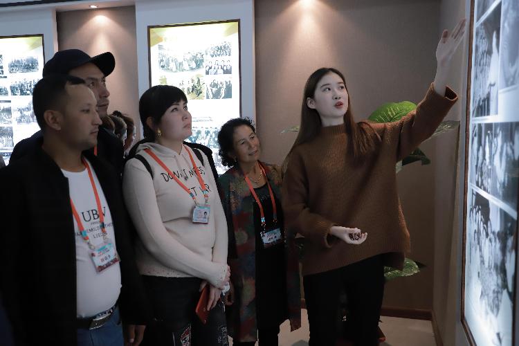 亲戚们参观学院校史馆 亲戚们参观学院校史馆