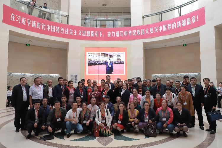 学院结亲干部与亲戚们在自治区博物馆前合影 学院结亲干部与亲戚们在自治区博物馆前合影