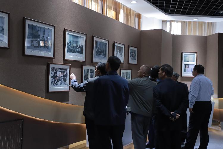 亲戚们参观学院万桐书木卡姆文献馆 亲戚们参观学院万桐书木卡姆文献馆