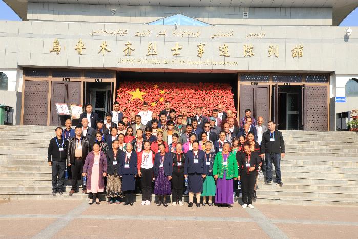 亲戚们在烈士陵园合影 亲戚们在烈士陵园合影