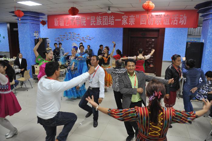 学院干部教师和亲戚们共同跳舞 学院干部教师和亲戚们共同跳舞